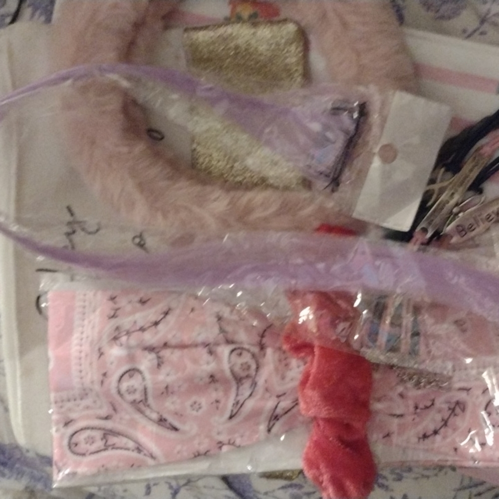 Accessory set for spring summer wear in a great bag too ! Total 6 ITems! Wow !